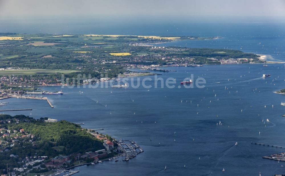 Luftaufnahme Kiel - Schiffe und Boote auf der Förde in Kiel im Bundesland Schleswig-Holstein, Deutschland