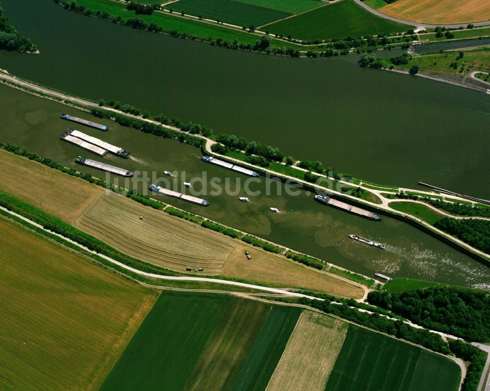 Straubing von oben - Schiffe und Boote in der Schleusenanlagen am Ufer der Wasserstraße der Donau im Ortsteil Kagers in Straubing im Bundesland Bayern, Deutschland