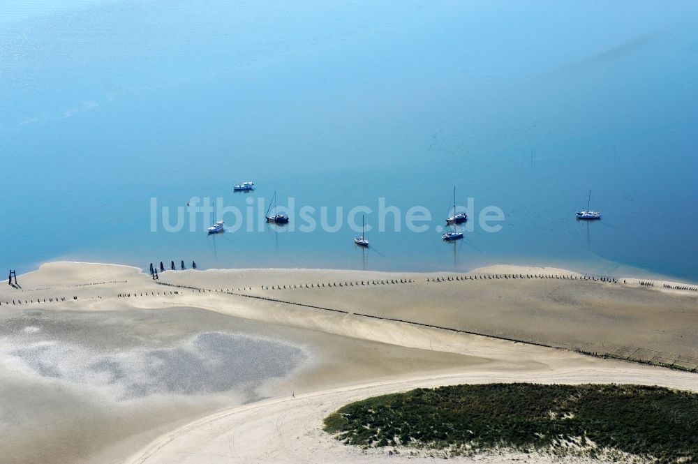 Luftaufnahme Wangerooge - Schiffe und Boote vor dem Strand der Ostküste der Insel Wangerooge im Wattenmeer in der Nordsee im Bundesland Niedersachsen