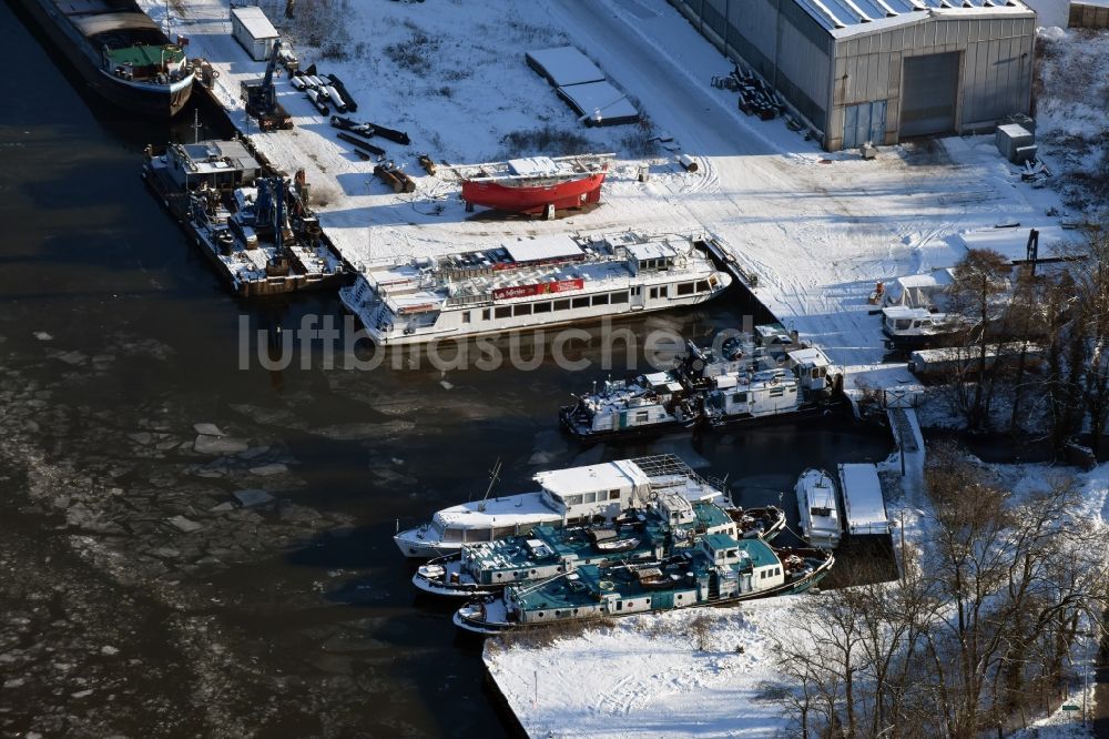 Luftaufnahme Genthin - Schiffe und Boote auf dem winterlich vereisten Elbe-Havel-Kanal in Genthin im Bundesland Sachsen-Anhalt