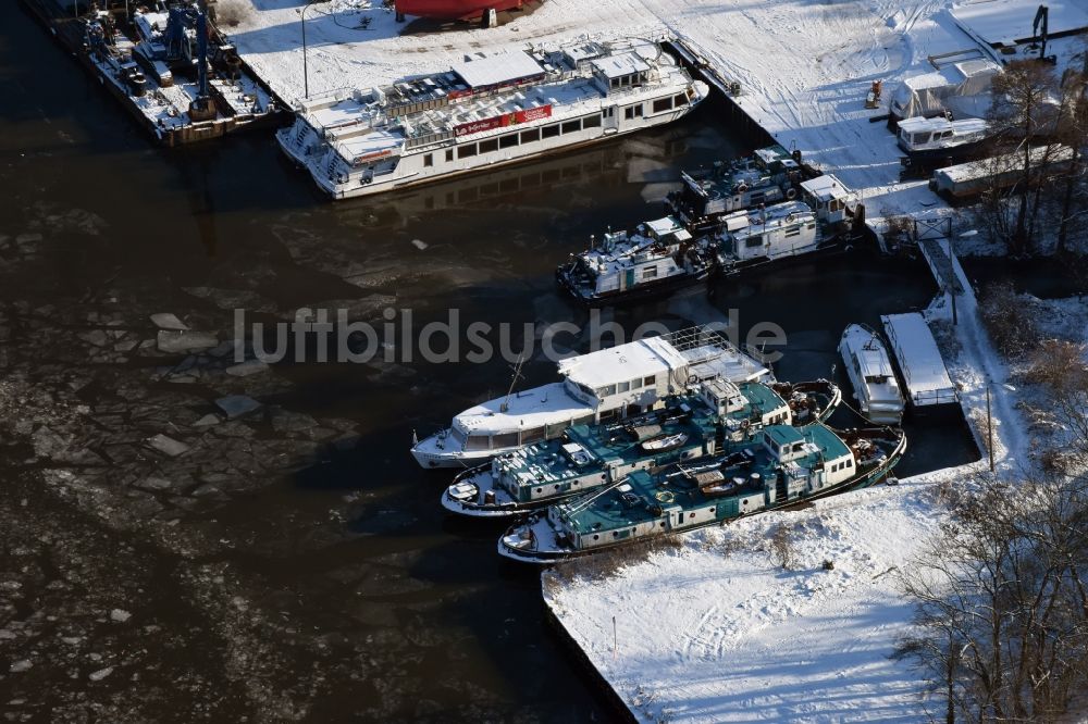 Genthin von oben - Schiffe und Boote auf dem winterlich vereisten Elbe-Havel-Kanal in Genthin im Bundesland Sachsen-Anhalt