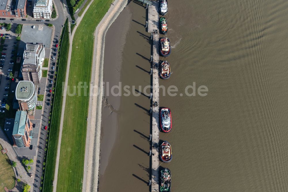 Bremerhaven aus der Vogelperspektive: Schiffe am Schlepperpier an der Weser in Bremerhaven im Bundesland Bremen, Deutschland