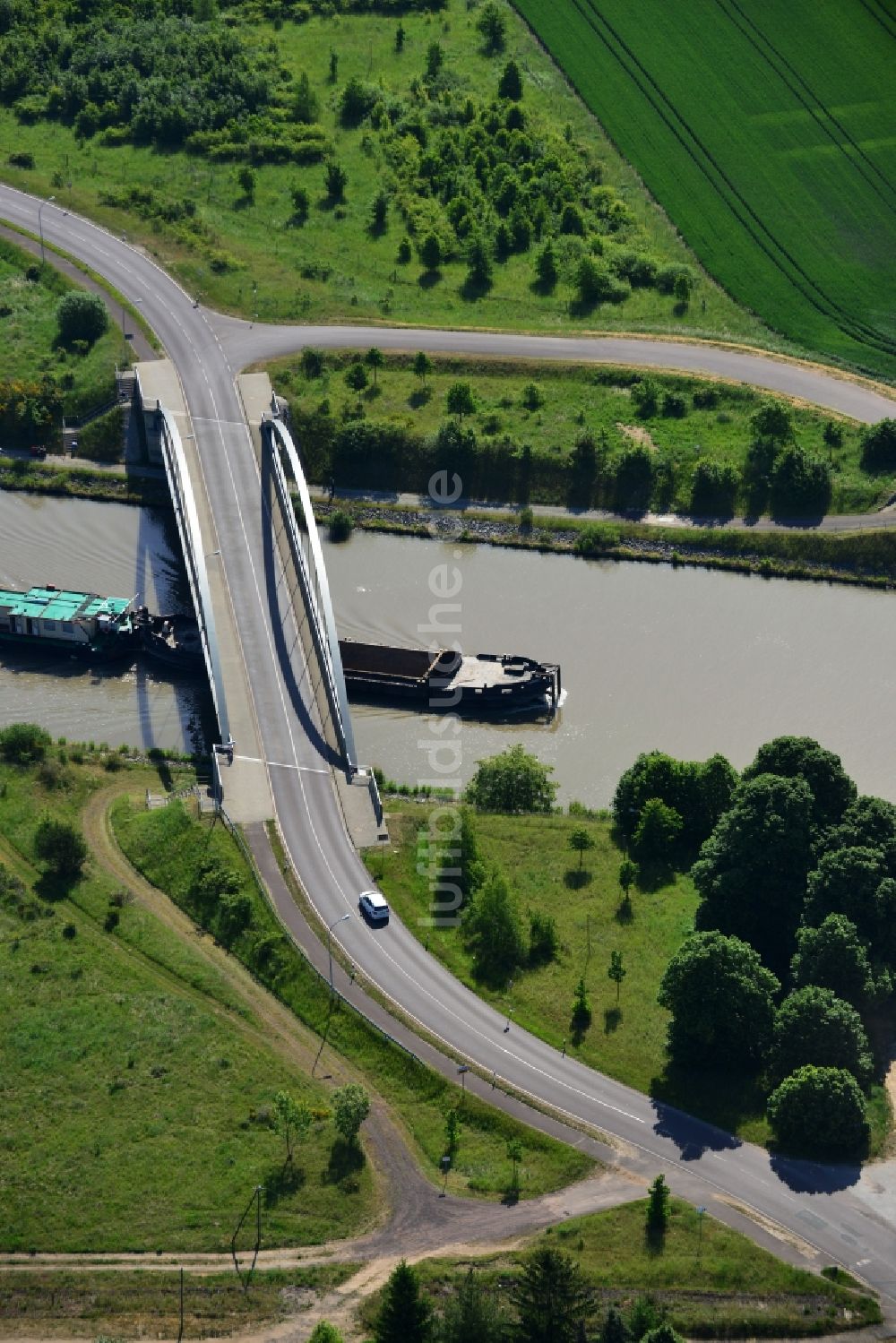 Luftbild Elbe-Parey - Schiffe und Schleppverbände der Binnenschiffahrt in Fahrt auf der Wasserstraße des Flußverlaufes des Elbe-Havel-Kanal in Elbe-Parey im Bundesland Sachsen-Anhalt