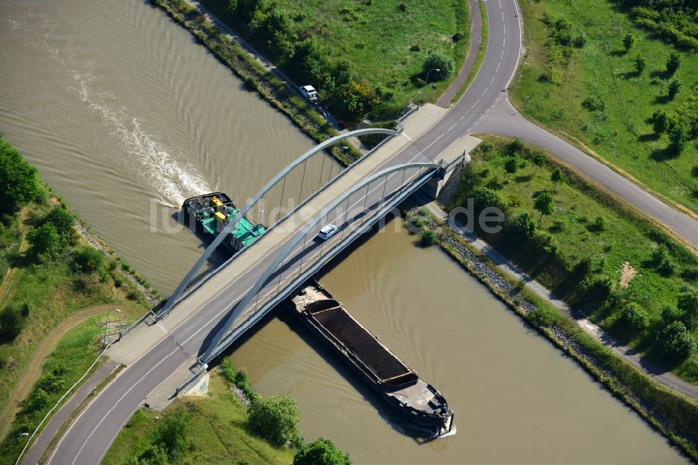 Elbe-Parey aus der Vogelperspektive: Schiffe und Schleppverbände der Binnenschiffahrt in Fahrt auf der Wasserstraße des Flußverlaufes des Elbe-Havel-Kanal in Elbe-Parey im Bundesland Sachsen-Anhalt