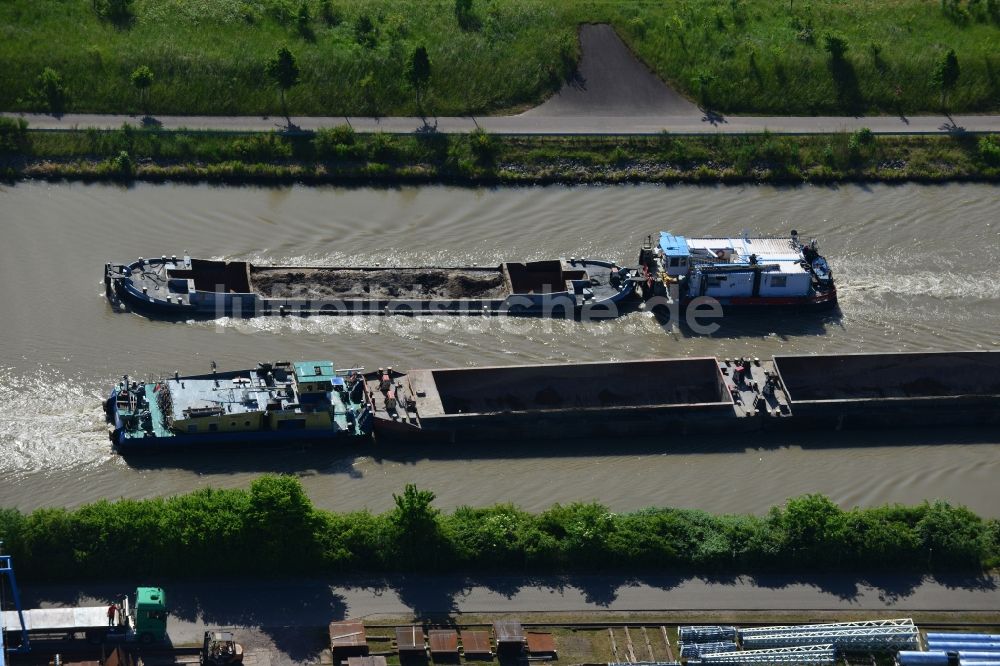 Elbe-Parey aus der Vogelperspektive: Schiffe und Schleppverbände der Binnenschiffahrt in Fahrt auf der Wasserstraße des Flußverlaufes des Elbe-Havel-Kanales in Elbe-Parey im Bundesland Sachsen-Anhalt