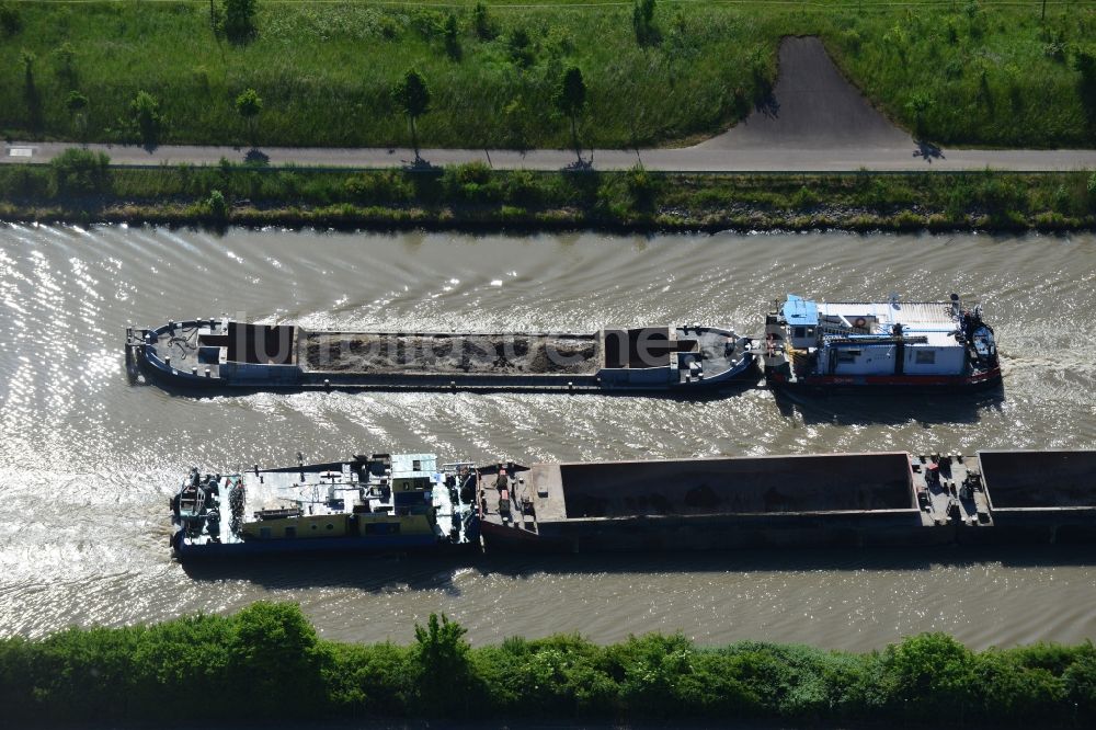 Luftbild Elbe-Parey - Schiffe und Schleppverbände der Binnenschiffahrt in Fahrt auf der Wasserstraße des Flußverlaufes des Elbe-Havel-Kanales in Elbe-Parey im Bundesland Sachsen-Anhalt