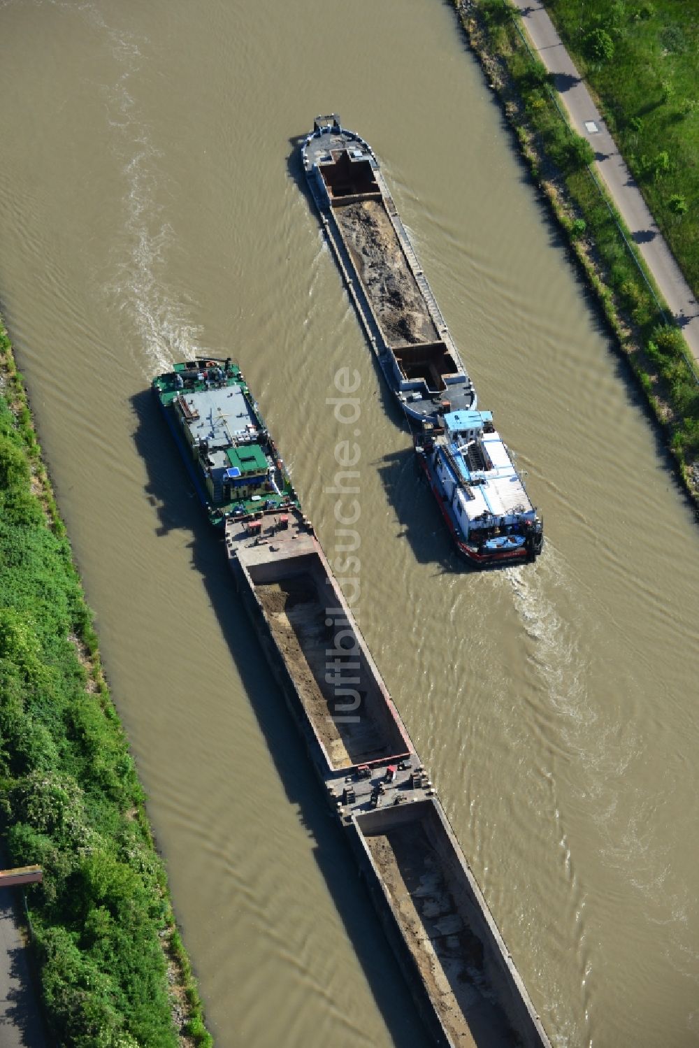 Luftaufnahme Elbe-Parey - Schiffe und Schleppverbände der Binnenschiffahrt in Fahrt auf der Wasserstraße des Flußverlaufes des Elbe-Havel-Kanales in Elbe-Parey im Bundesland Sachsen-Anhalt