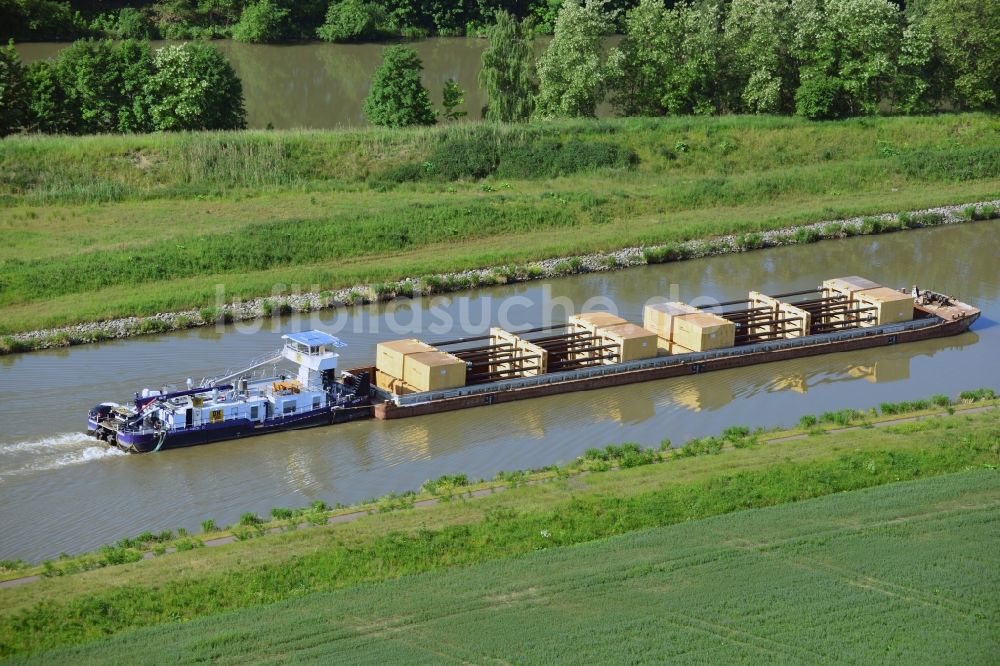 Seedorf von oben - Schiffe und Schleppverbände der Binnenschiffahrt in Fahrt auf der Wasserstraße des Flußverlaufes des Elbe-Havel-Kanales in Seedorf im Bundesland Sachsen-Anhalt