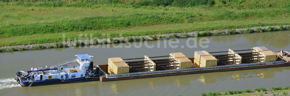 Seedorf aus der Vogelperspektive: Schiffe und Schleppverbände der Binnenschiffahrt in Fahrt auf der Wasserstraße des Flußverlaufes des Elbe-Havel-Kanales in Seedorf im Bundesland Sachsen-Anhalt