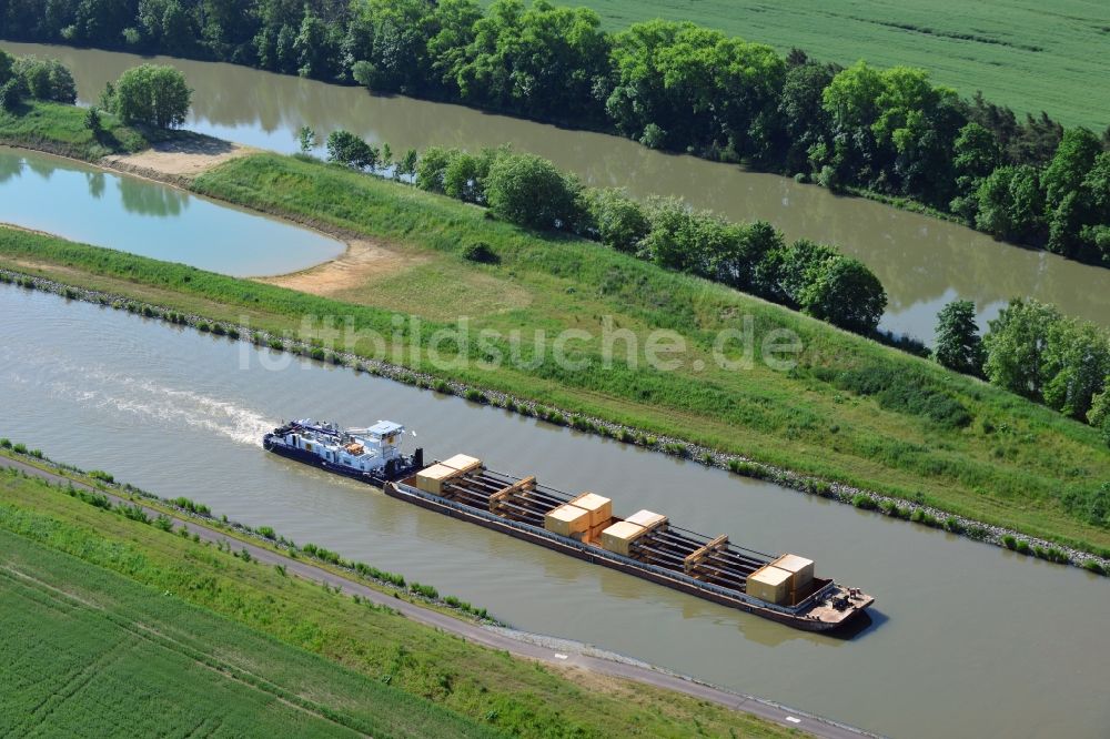 Luftbild Seedorf - Schiffe und Schleppverbände der Binnenschiffahrt in Fahrt auf der Wasserstraße des Flußverlaufes des Elbe-Havel-Kanales in Seedorf im Bundesland Sachsen-Anhalt