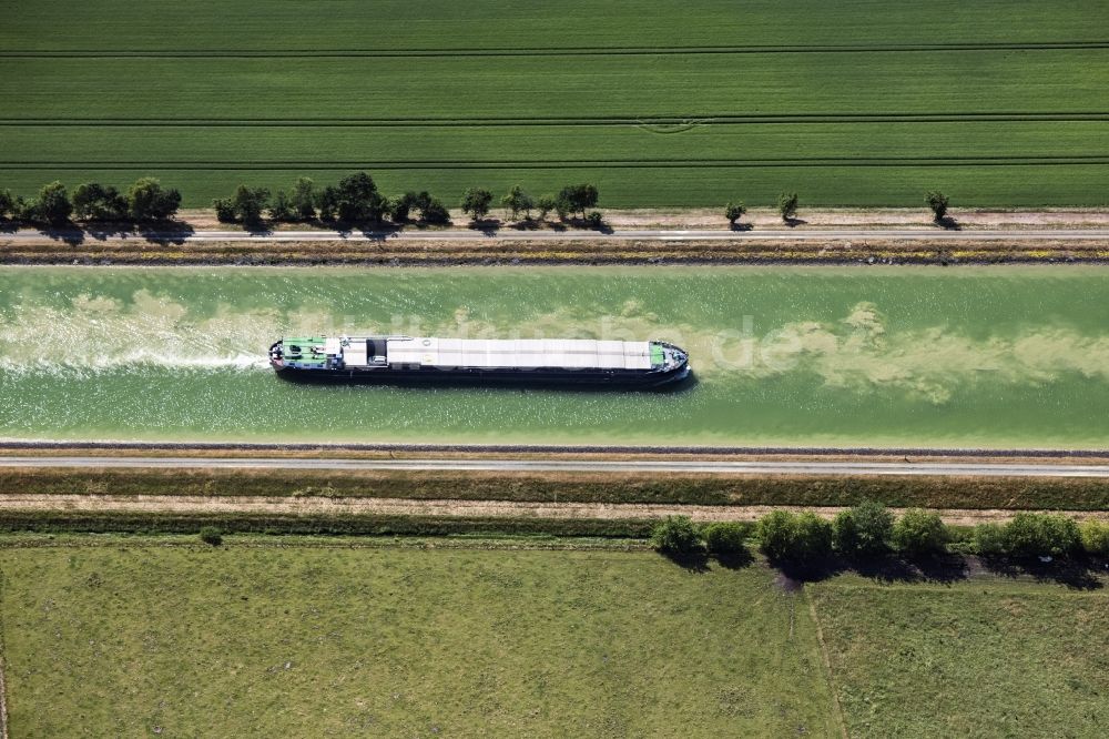 Luftaufnahme Wahrenholz - Schiffe und Schleppverbände der Binnenschiffahrt in Fahrt auf der Wasserstraße des Flußverlaufes des Elbe Seitenkanals in Wahrenholz im Bundesland Niedersachsen, Deutschland