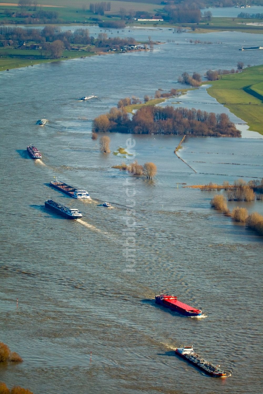 Luftbild Emmerich am Rhein - Schiffe und Schleppverbände der Binnenschiffahrt in Fahrt auf der Wasserstraße des Flußverlaufes des Hochwasser führenden Rhein in Emmerich am Rhein im Bundesland Nordrhein-Westfalen