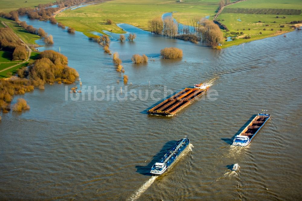 Emmerich am Rhein von oben - Schiffe und Schleppverbände der Binnenschiffahrt in Fahrt auf der Wasserstraße des Flußverlaufes des Hochwasser führenden Rhein in Emmerich am Rhein im Bundesland Nordrhein-Westfalen