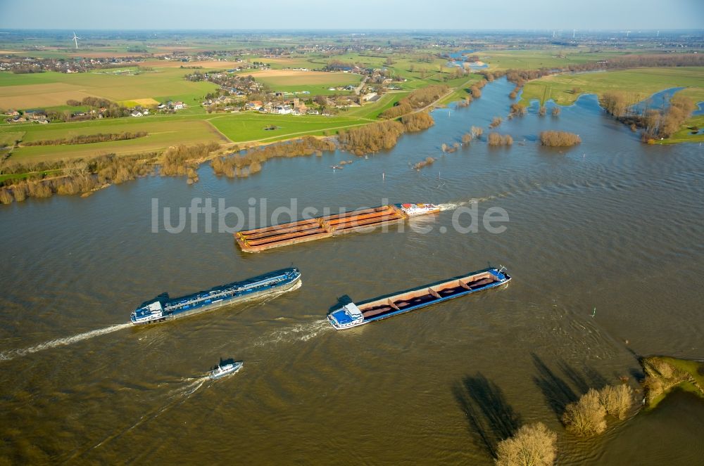 Luftbild Emmerich am Rhein - Schiffe und Schleppverbände der Binnenschiffahrt in Fahrt auf der Wasserstraße des Flußverlaufes des Hochwasser führenden Rhein in Emmerich am Rhein im Bundesland Nordrhein-Westfalen