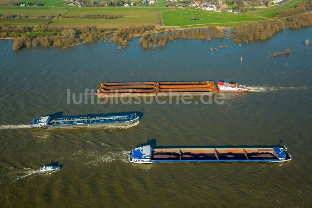 Luftaufnahme Emmerich am Rhein - Schiffe und Schleppverbände der Binnenschiffahrt in Fahrt auf der Wasserstraße des Flußverlaufes des Hochwasser führenden Rhein in Emmerich am Rhein im Bundesland Nordrhein-Westfalen