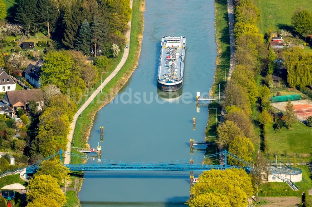 Luftaufnahme Hamm - Schiffe und Schleppverbände der Binnenschiffahrt in Fahrt auf der Wasserstraße des Flußverlaufes der Lippe in Hamm im Bundesland Nordrhein-Westfalen