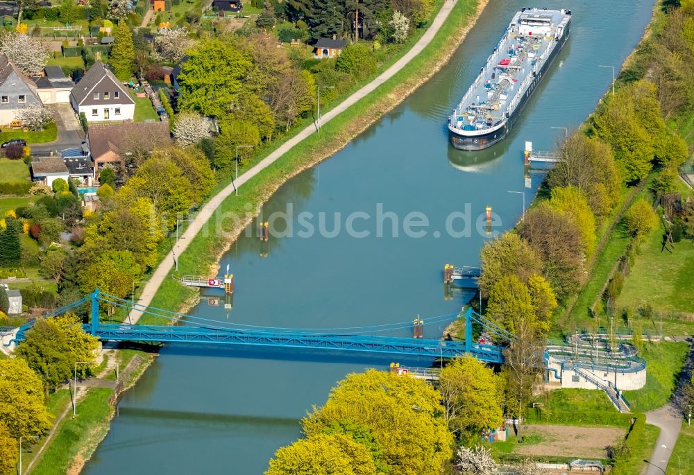 Hamm von oben - Schiffe und Schleppverbände der Binnenschiffahrt in Fahrt auf der Wasserstraße des Flußverlaufes der Lippe in Hamm im Bundesland Nordrhein-Westfalen