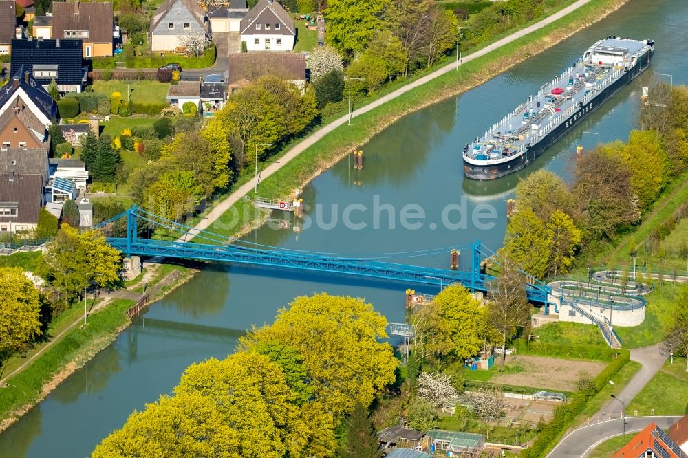 Hamm aus der Vogelperspektive: Schiffe und Schleppverbände der Binnenschiffahrt in Fahrt auf der Wasserstraße des Flußverlaufes der Lippe in Hamm im Bundesland Nordrhein-Westfalen