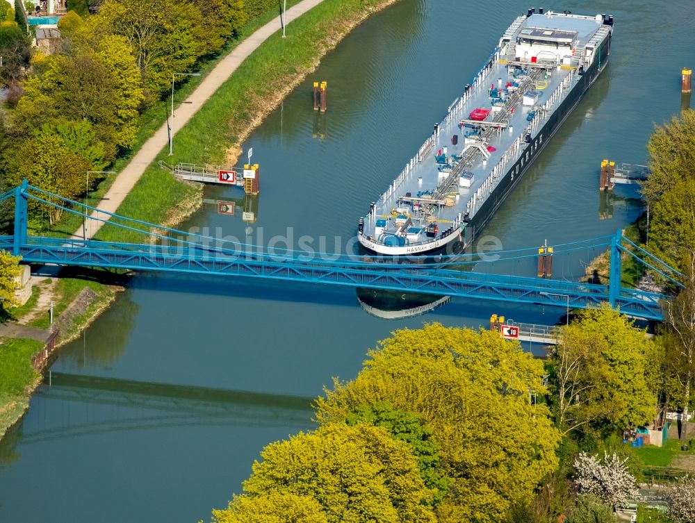 Luftbild Hamm - Schiffe und Schleppverbände der Binnenschiffahrt in Fahrt auf der Wasserstraße des Flußverlaufes der Lippe in Hamm im Bundesland Nordrhein-Westfalen