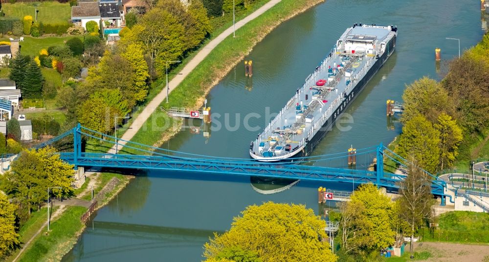 Luftaufnahme Hamm - Schiffe und Schleppverbände der Binnenschiffahrt in Fahrt auf der Wasserstraße des Flußverlaufes der Lippe in Hamm im Bundesland Nordrhein-Westfalen