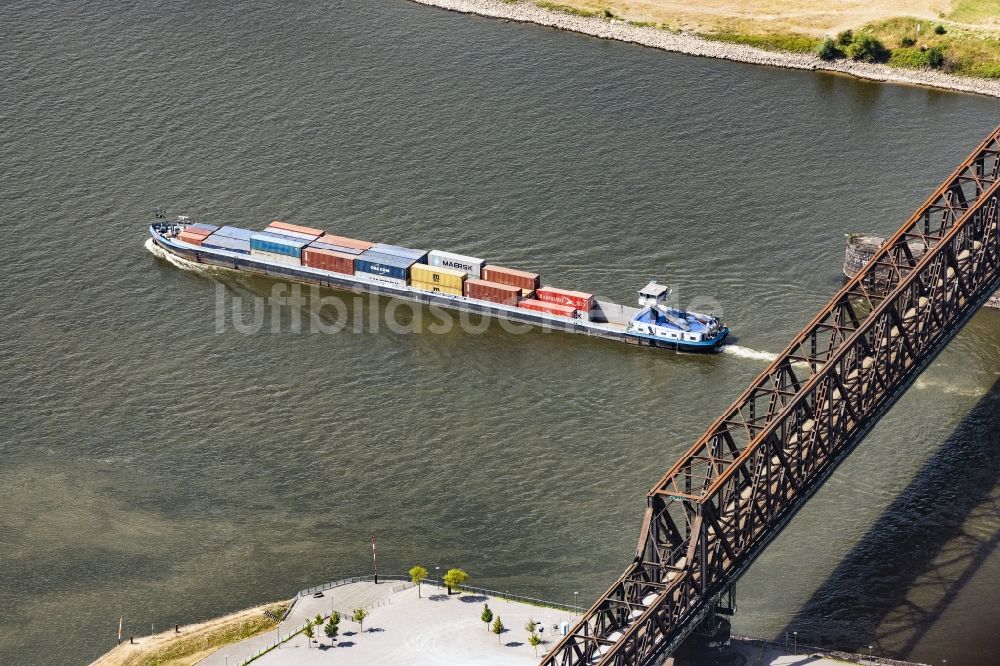 Luftbild Duisburg - Schiffe und Schleppverbände der Binnenschiffahrt in Fahrt auf der Wasserstraße des Flußverlaufes nach einer Eisenbahnbrücke auf dem Rhein in Duisburg im Bundesland Nordrhein-Westfalen, Deutschland