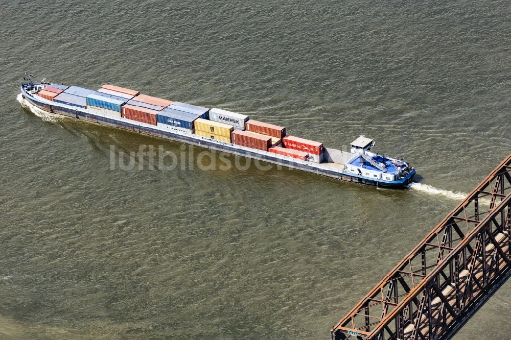 Luftaufnahme Duisburg - Schiffe und Schleppverbände der Binnenschiffahrt in Fahrt auf der Wasserstraße des Flußverlaufes nach einer Eisenbahnbrücke auf dem Rhein in Duisburg im Bundesland Nordrhein-Westfalen, Deutschland