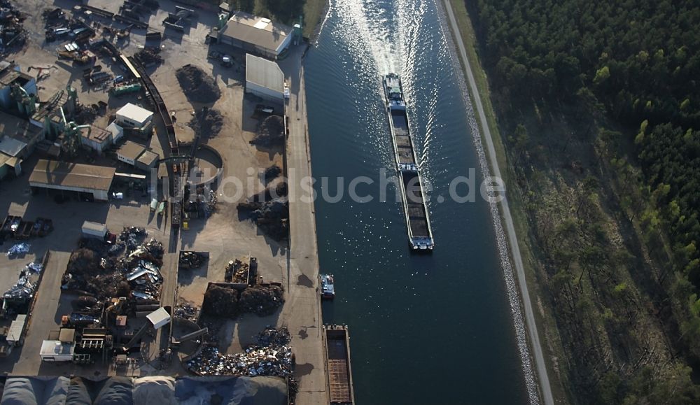 Luftbild Eberswalde - Schiffe und Schleppverbände der Binnenschiffahrt in Fahrt auf der Wasserstraße des Flußverlaufes Oder-Havel-Kanal in Eberswalde im Bundesland Brandenburg