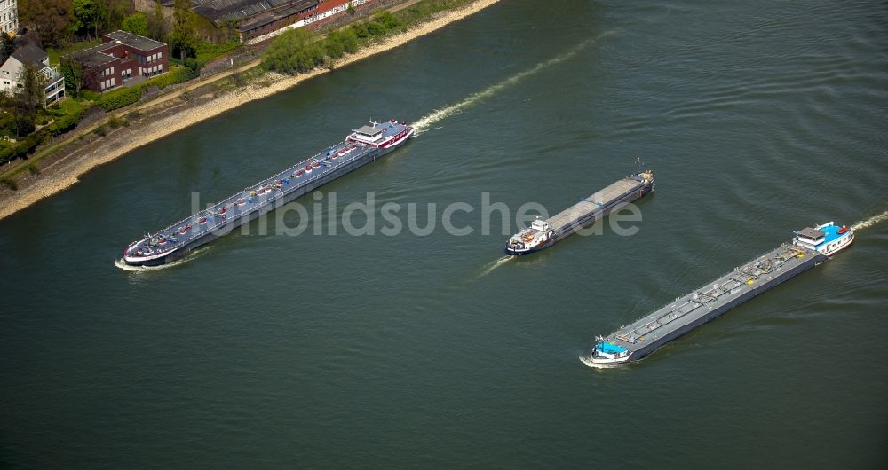 Luftbild Duisburg - Schiffe und Schleppverbände der Binnenschiffahrt in Fahrt auf der Wasserstraße des Flußverlaufes des Rhein in Duisburg im Bundesland Nordrhein-Westfalen