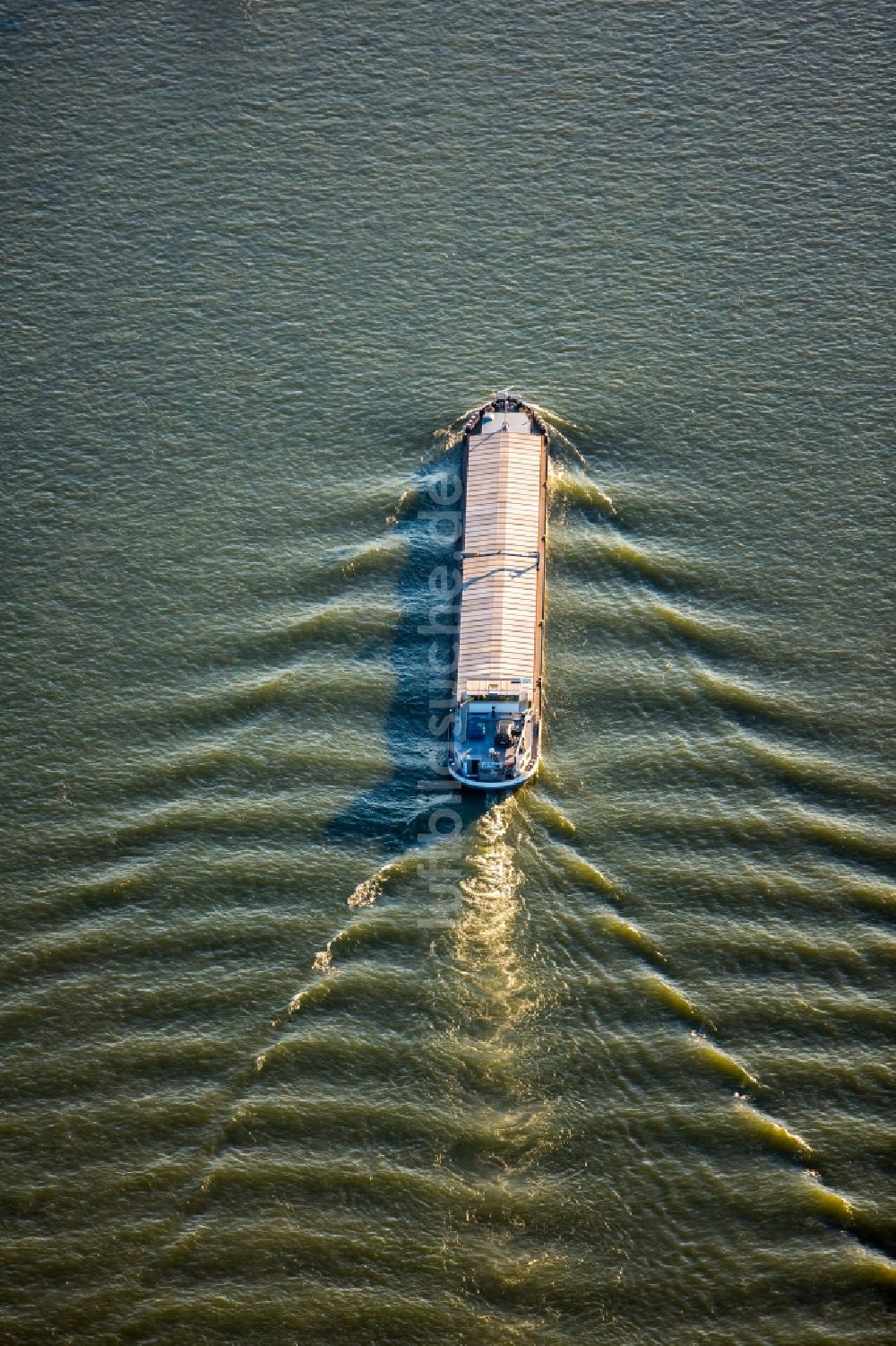 Luftaufnahme Duisburg - Schiffe und Schleppverbände der Binnenschiffahrt in Fahrt auf der Wasserstraße des Flußverlaufes des Rhein in Duisburg im Bundesland Nordrhein-Westfalen