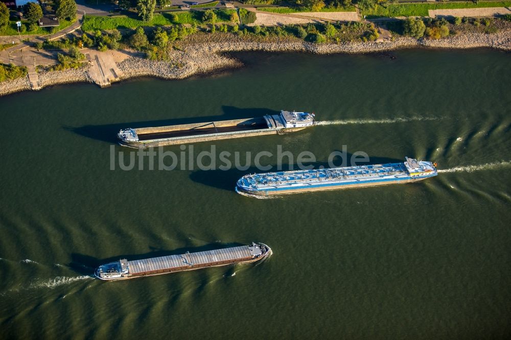 Luftbild Duisburg - Schiffe und Schleppverbände der Binnenschiffahrt in Fahrt auf der Wasserstraße des Flußverlaufes des Rhein in Duisburg im Bundesland Nordrhein-Westfalen