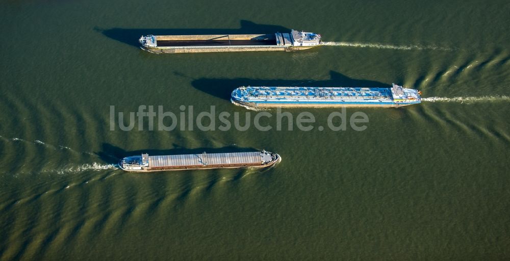 Luftaufnahme Duisburg - Schiffe und Schleppverbände der Binnenschiffahrt in Fahrt auf der Wasserstraße des Flußverlaufes des Rhein in Duisburg im Bundesland Nordrhein-Westfalen