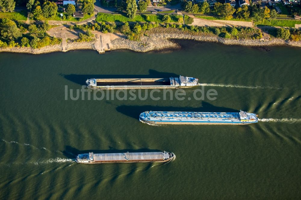 Duisburg von oben - Schiffe und Schleppverbände der Binnenschiffahrt in Fahrt auf der Wasserstraße des Flußverlaufes des Rhein in Duisburg im Bundesland Nordrhein-Westfalen