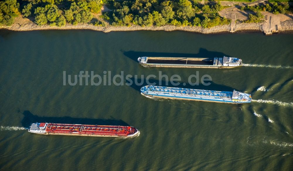 Luftaufnahme Duisburg - Schiffe und Schleppverbände der Binnenschiffahrt in Fahrt auf der Wasserstraße des Flußverlaufes des Rhein in Duisburg im Bundesland Nordrhein-Westfalen