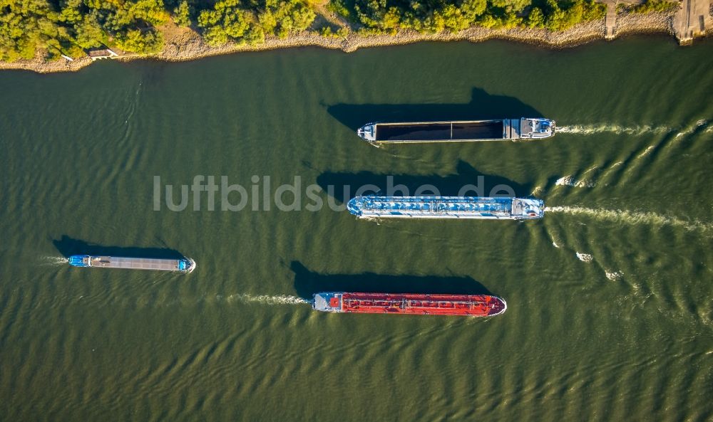 Luftbild Duisburg - Schiffe und Schleppverbände der Binnenschiffahrt in Fahrt auf der Wasserstraße des Flußverlaufes des Rhein in Duisburg im Bundesland Nordrhein-Westfalen