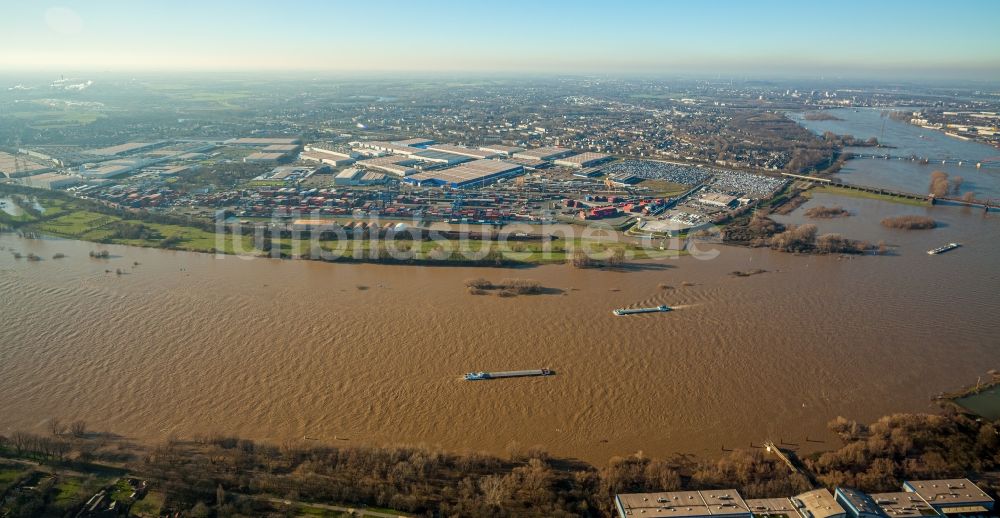 Luftaufnahme Duisburg - Schiffe und Schleppverbände der Binnenschiffahrt in Fahrt auf der Wasserstraße des Flußverlaufes des Rhein in Duisburg im Bundesland Nordrhein-Westfalen, Deutschland