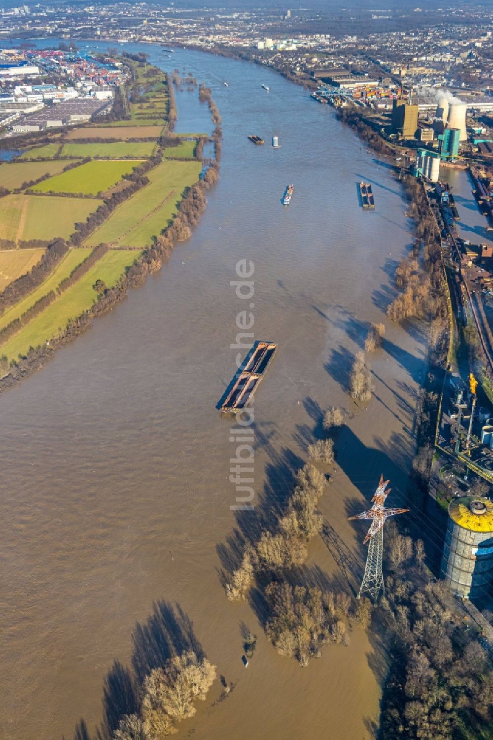 Luftbild Duisburg - Schiffe und Schleppverbände der Binnenschiffahrt in Fahrt auf der Wasserstraße des Flußverlaufes des Rhein in Duisburg im Bundesland Nordrhein-Westfalen, Deutschland