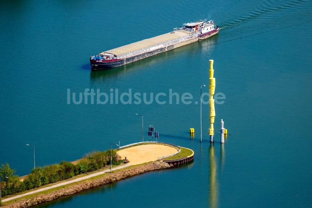 Herne von oben - Schiffe und Schleppverbände der Binnenschiffahrt in Fahrt auf der Wasserstraße des Flußverlaufes Rhein-Herne-Kanal in Herne im Bundesland Nordrhein-Westfalen