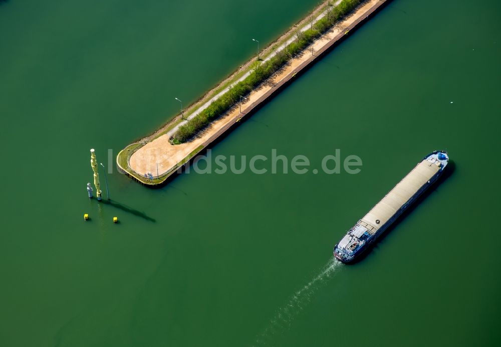 Luftaufnahme Herne - Schiffe und Schleppverbände der Binnenschiffahrt in Fahrt auf der Wasserstraße des Flußverlaufes Rhein-Herne-Kanal in Herne im Bundesland Nordrhein-Westfalen