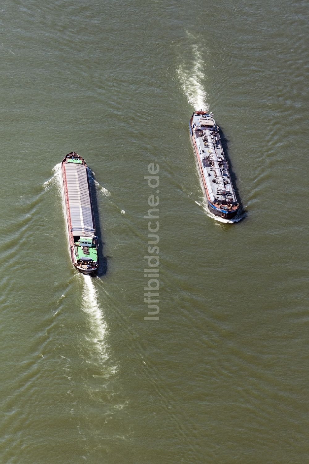 Luftbild Kestert - Schiffe und Schleppverbände der Binnenschiffahrt in Fahrt auf der Wasserstraße des Flußverlaufes des Rhein in Kestert im Bundesland Rheinland-Pfalz, Deutschland