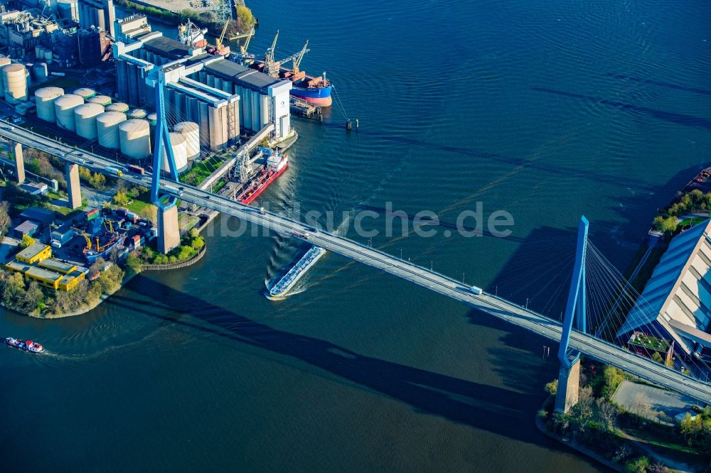 Luftbild Hamburg - Schiffe und Schleppverbände der Binnenschifffahrt in Fahrt auf der Wasserstraße des Flußverlaufes Elbe unter der Köhlbrandbrücke im Ortsteil Waltershof in Hamburg, Deutschland