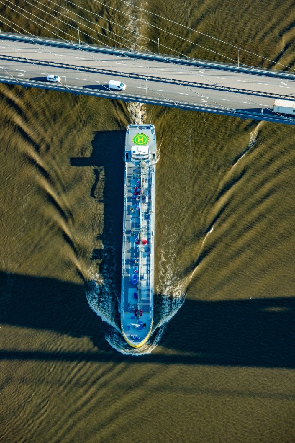 Hamburg aus der Vogelperspektive: Schiffe und Schleppverbände der Binnenschifffahrt in Fahrt auf der Wasserstraße des Flußverlaufes Elbe unter der Köhlbrandbrücke im Ortsteil Waltershof in Hamburg, Deutschland