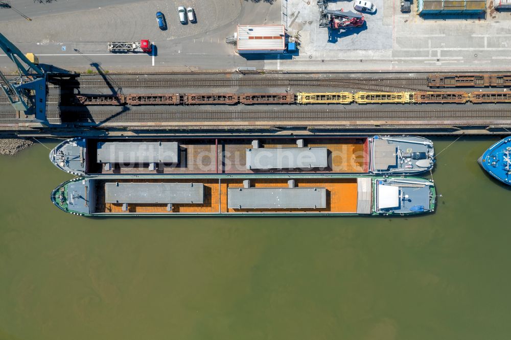 Köln aus der Vogelperspektive: Schiffe und Schleppverbände im Niehler Hafen des Rhein in Köln im Bundesland Nordrhein-Westfalen, Deutschland