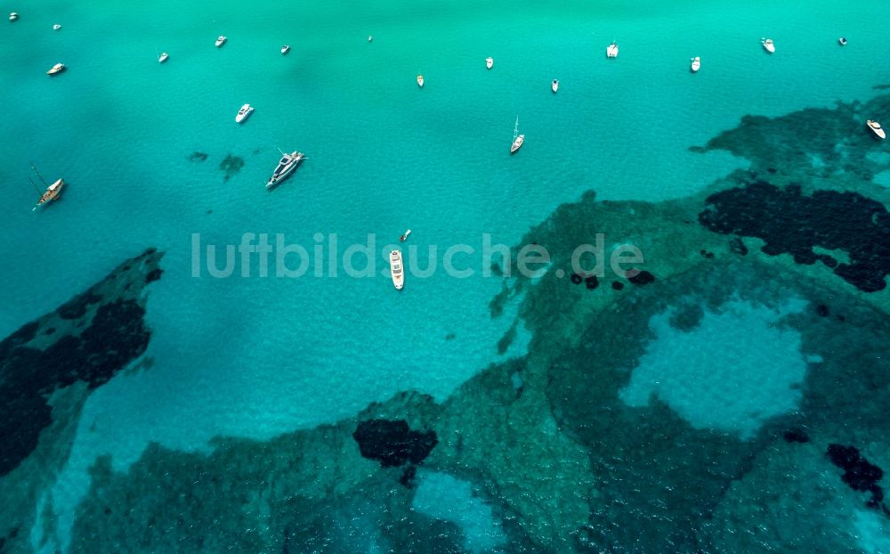 Luftbild Ses Covetes - Schiffe und Wasseroberfläche an der Meeres- Küste Cala Magrana in Ses Covetes in Islas Baleares, Spanien