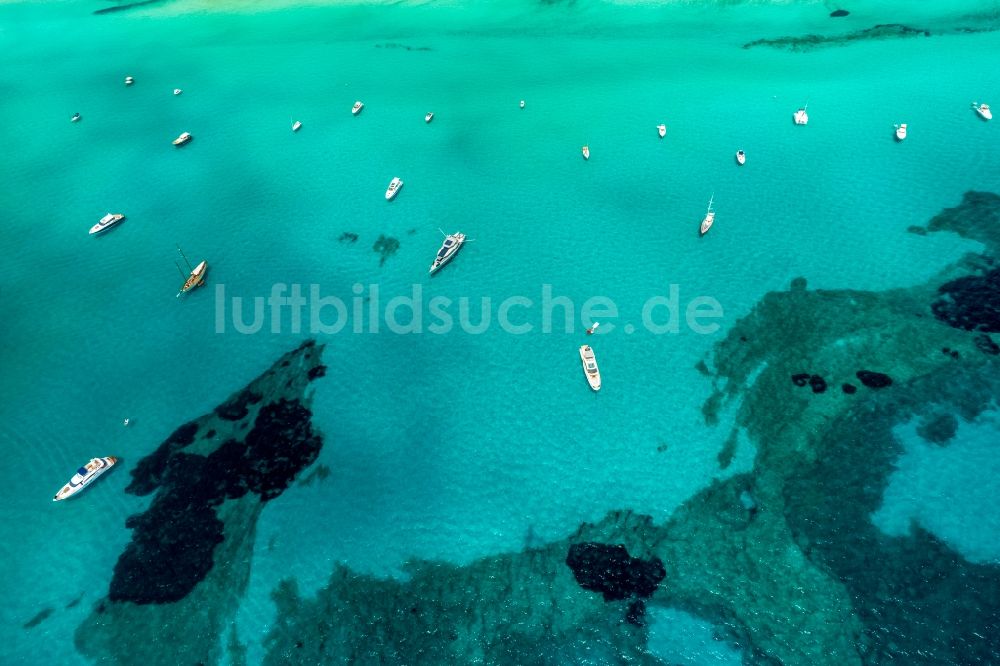 Luftaufnahme Ses Covetes - Schiffe und Wasseroberfläche an der Meeres- Küste Cala Magrana in Ses Covetes in Islas Baleares, Spanien