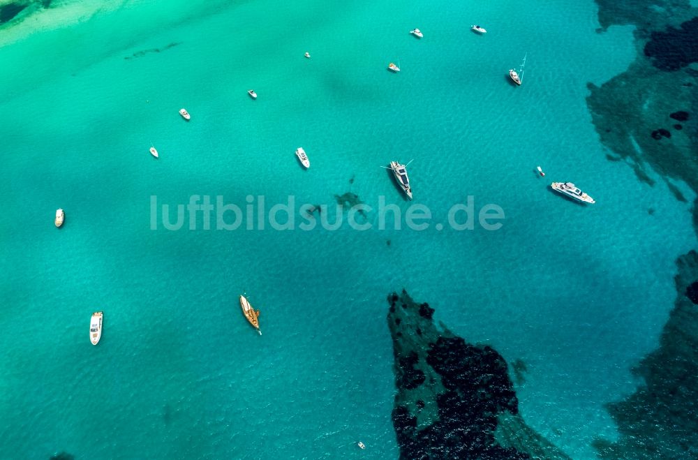 Ses Covetes aus der Vogelperspektive: Schiffe und Wasseroberfläche an der Meeres- Küste Cala Magrana in Ses Covetes in Islas Baleares, Spanien