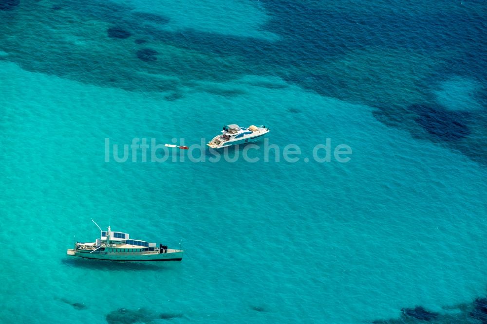 Luftbild Ses Covetes - Schiffe und Wasseroberfläche an der Meeres- Küste Cala Magrana in Ses Covetes in Islas Baleares, Spanien