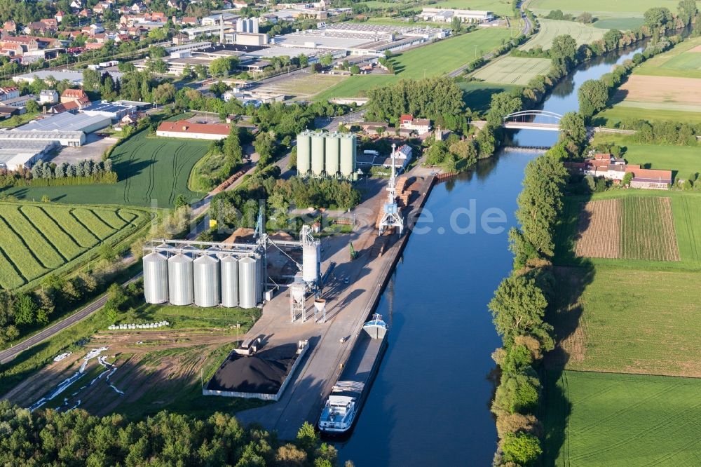 Luftbild Zeil am Main - Schiffs- Anlegestellen mit Verlade-Kran an der Mainlände in Zeil am Main im Bundesland Bayern, Deutschland