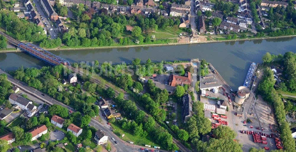 Luftbild Duisburg - Schiffs- Anlegestellen mit Verlade- Terminals am Ölhafen des Rhein-Herne-Kanal in Duisburg im Bundesland Nordrhein-Westfalen