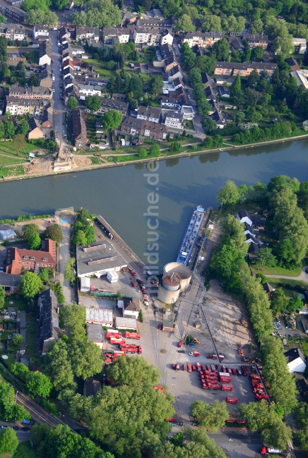 Luftaufnahme Duisburg - Schiffs- Anlegestellen mit Verlade- Terminals am Ölhafen des Rhein-Herne-Kanal in Duisburg im Bundesland Nordrhein-Westfalen