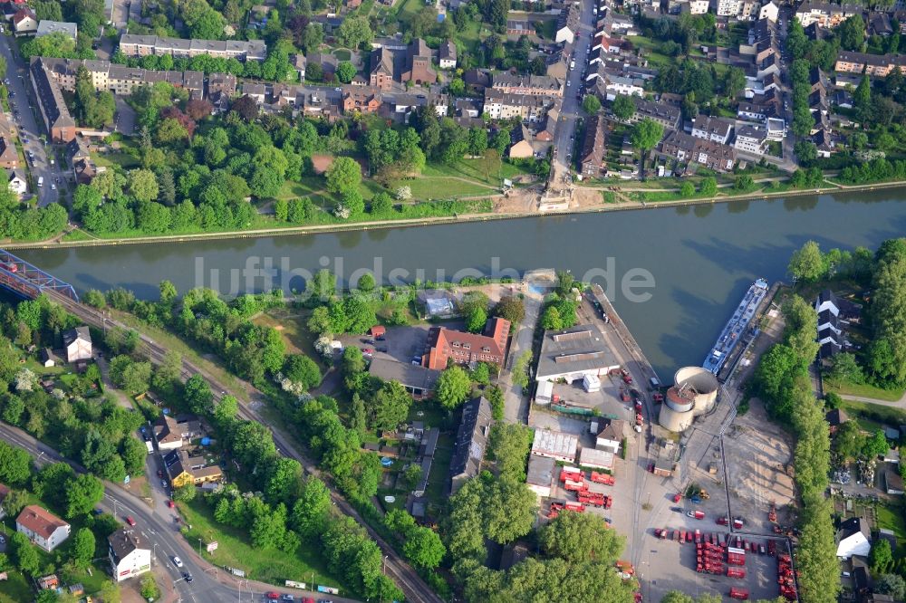 Duisburg von oben - Schiffs- Anlegestellen mit Verlade- Terminals am Ölhafen des Rhein-Herne-Kanal in Duisburg im Bundesland Nordrhein-Westfalen